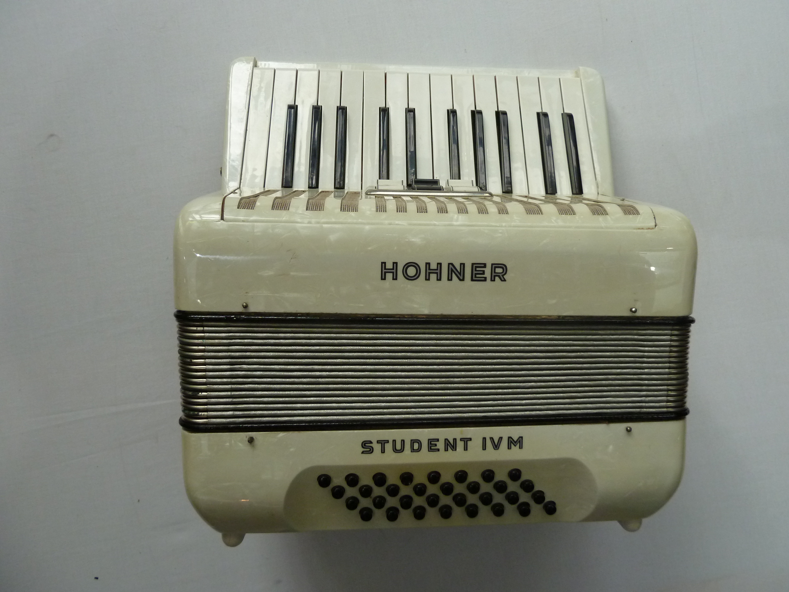 Hohner Student IVM 32 Bass Accordion